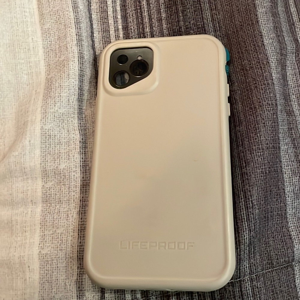 Lifeproof iPhone 11 fre case (Chalk it up grey color) like new